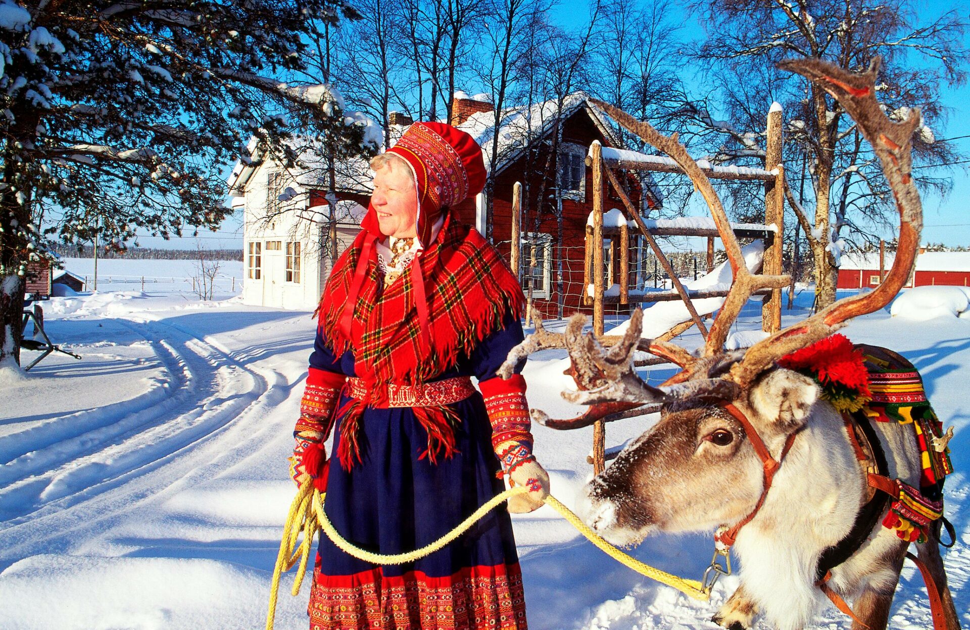 Sami mit Rentier ©Arto Liiti, Visit Finland