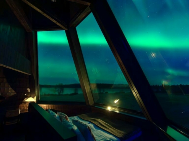 Vom Bett aus die Nordlichter beobachten © Destination Lapland Nivunki Village
