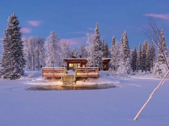 Saunagebäude und Eisloch im Nivunki Village in Muonio © Destination Lapland Nivunki Village