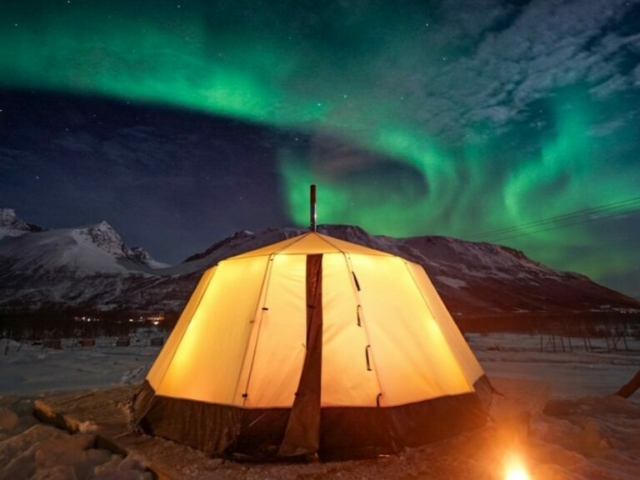 Traditionelles Lavvo, Ihre Übernachtung im Rentiercamp © Tromsø Lappland
