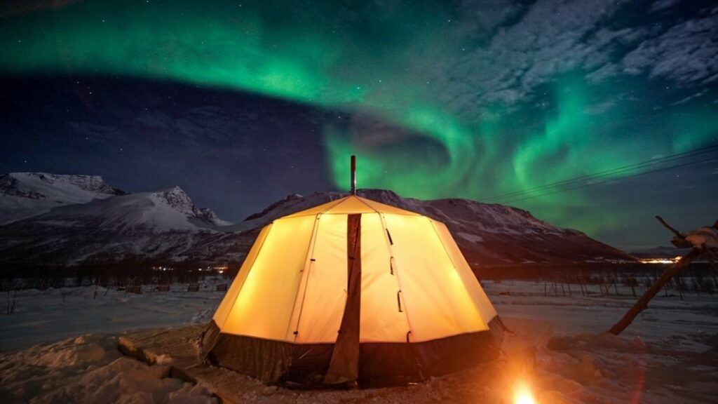 Traditionelles Lavvo, Ihre Übernachtung im Rentiercamp © Tromsø Lappland