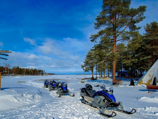 Die Schneemobilausflüge starten direkt vor der Tür © Brändön Lodge