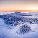 Brändön Lodge an der eisigen Küste © Q. Elpers