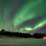 Polarlichter über dem Gelände der Brändön Lodge © Graeme Richardson