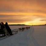 Mit dem Hundeschlitten in den Sonnenuntergang © Graeme Richardson