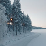 Baumhäuser in verschneiter Landschaft © Granö Beckasin