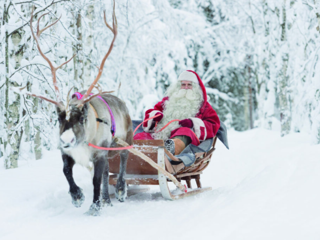 Santa Claus im Rentierschlitten © Juho Kuva, Visit Finland