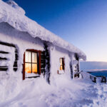 verschneite Hütte in Lappland © Jouni Porsanger, Visit Finland