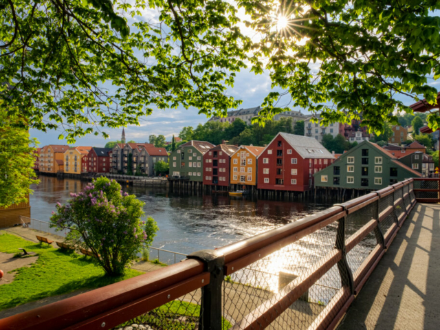 Altstadt mit Sicht auf die bunten Häuser in Trondheim © Sven-Erik Knoff/Visit Norway