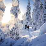 Schneeschuhwanderung durch verschneite Landschaft Finnlands ©Harri Tarvainen, Visit Karelia