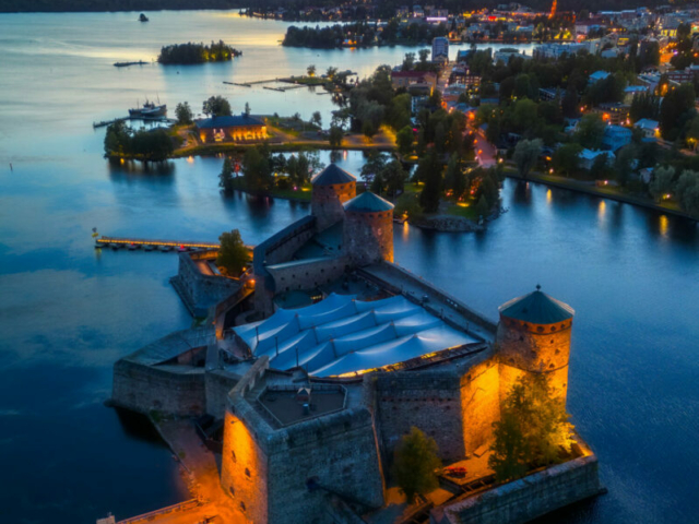 Burg Olavinlinna am Saimaa See © Timo Seppalainen, Visit Finland
