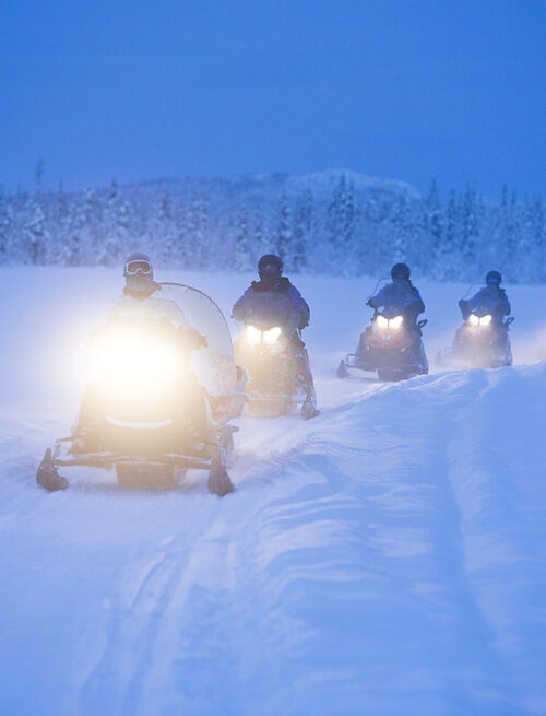 Mit dem Schneemobil in Schwedens wilden Norden