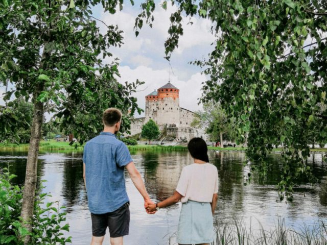 Burg Olavinlinna am Saimaa See © Julia Kivelä, Visit Finland