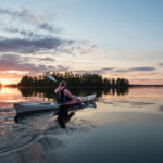 Sonnenuntergang und Kayak auf dem Saimaa See © Visit Saimaa