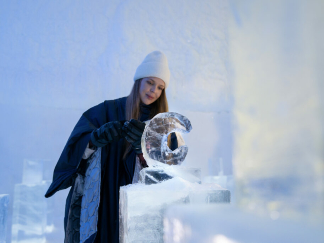 Eisskulpturen schnitzen © Karl & Moa, ICEHOTEL www.icehotel.com