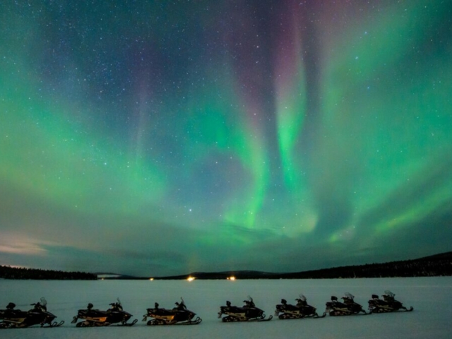 Motorschlittentour unter Nordlichtern ©Asaf Kliger, ICEHOTEL www.icehotel.com