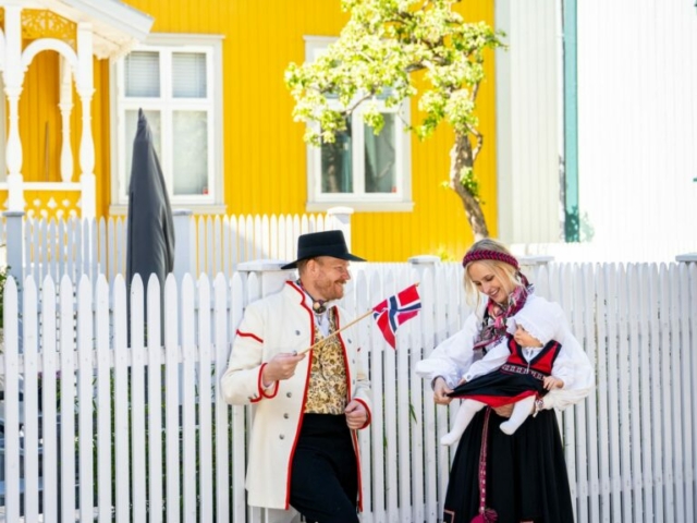 Menschen in Trachen am 17. Mai - Norwegischer Nationalfeiertag © Fredrik Ahlsen, Maverix Media AS