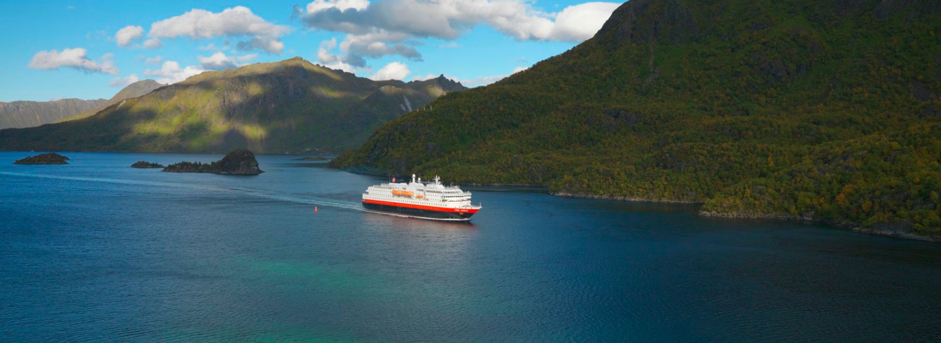 Hurtigruten auf dem Wasser vor den Lofoten © Trym Ivar Bergsmo/Hurtigruten