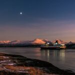 Hurtigruten auf dem Wasser vor den Lofoten © Hurtigruten