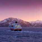 Hurtigruten auf dem Wasser vor den Lofoten © Hurtigruten