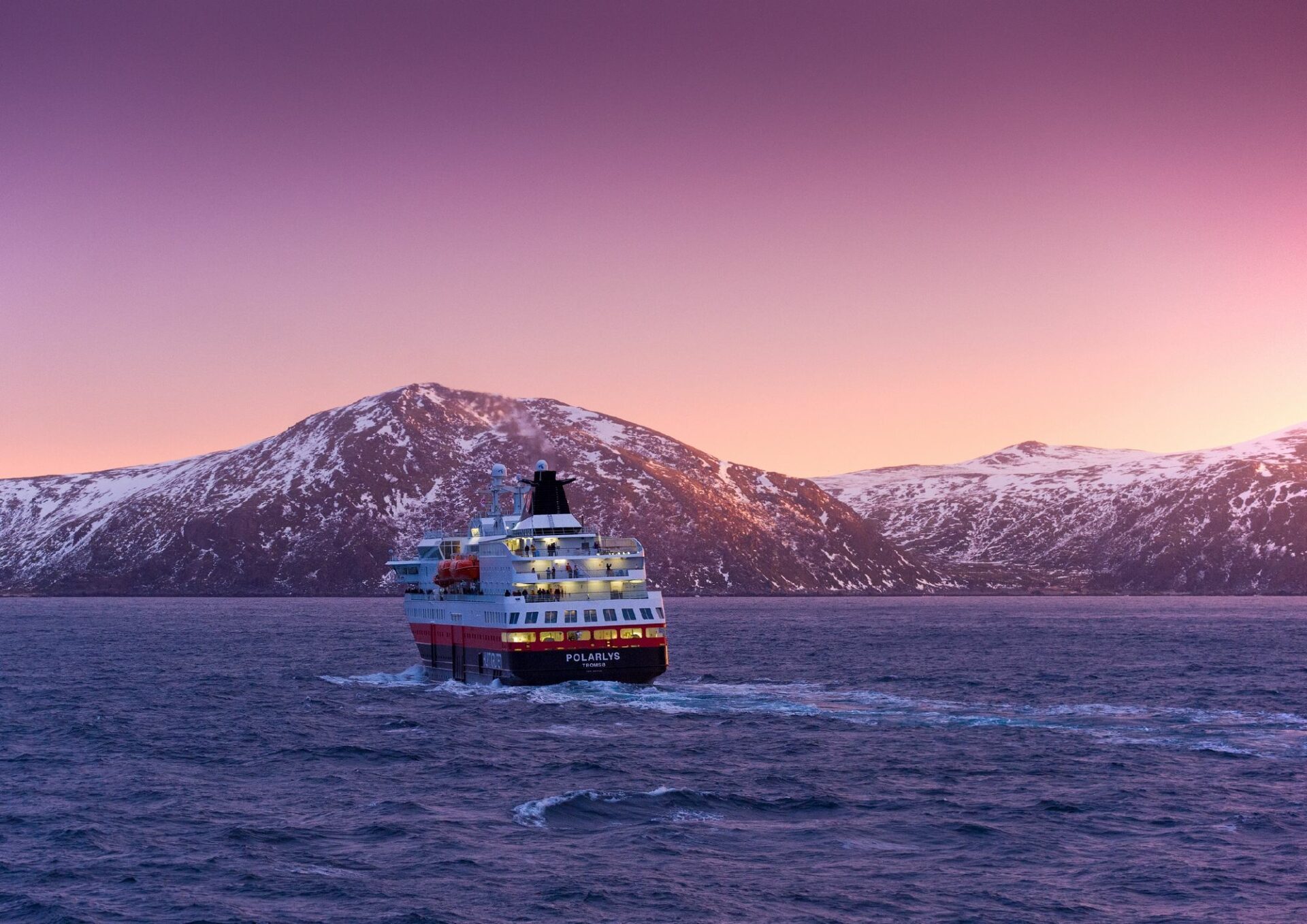 Hurtigruten auf dem Wasser vor den Lofoten © Hurtigruten