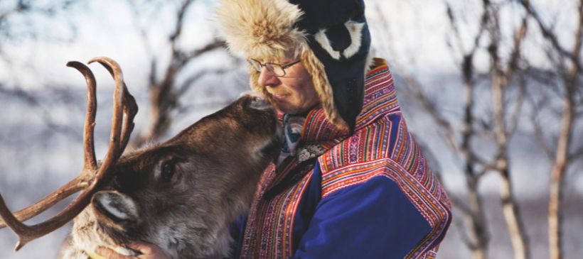 Sami mit Rentier © Mikko Ryhänen / Visit Finland