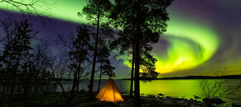 Nordlichter über dem See © Pertti Turunen / Visit Finland