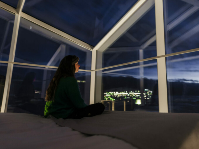 Nordlichter über den Aurora Cabins © Aningaaq R. Carlsen - Visit Greenland